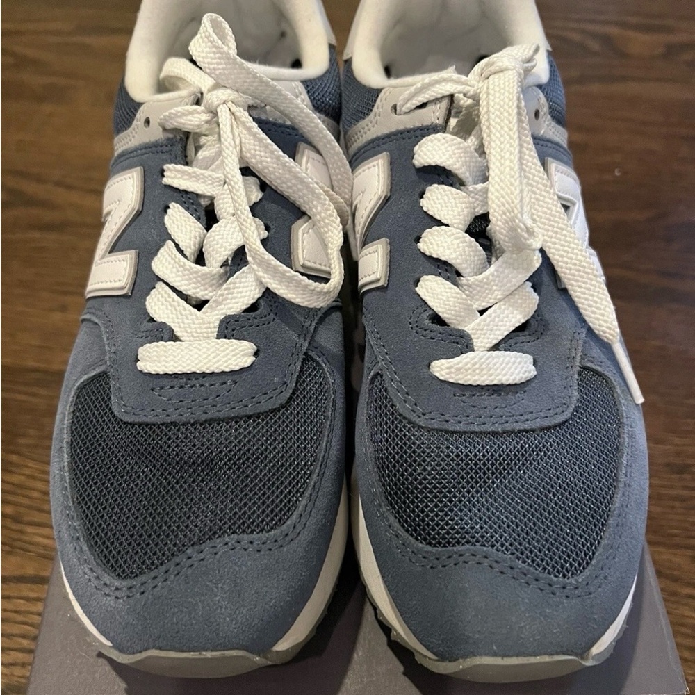 New Balance Women’s 574 Navy and Gray Athletic Shoe Size 8.5 - Picture 3 of 9